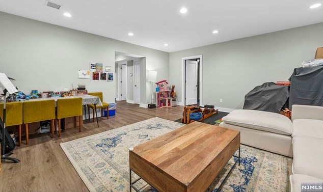 310 Mccloud Dr, West Fort Lee NJ  07024-5321 exterior