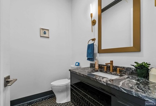 310 Mccloud Dr, West Fort Lee NJ  07024-5321 exterior