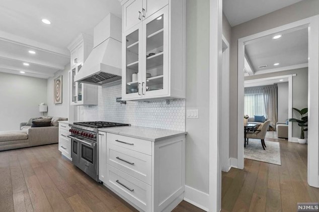 310 Mccloud Dr, West Fort Lee NJ  07024-5321 exterior