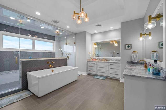 310 Mccloud Dr, West Fort Lee NJ  07024-5321 exterior