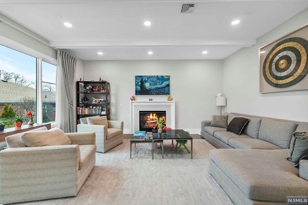 310 Mccloud Dr, West Fort Lee NJ  07024-5321 exterior