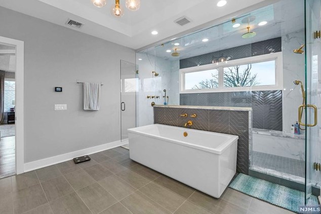 310 Mccloud Dr, West Fort Lee NJ  07024-5321 exterior