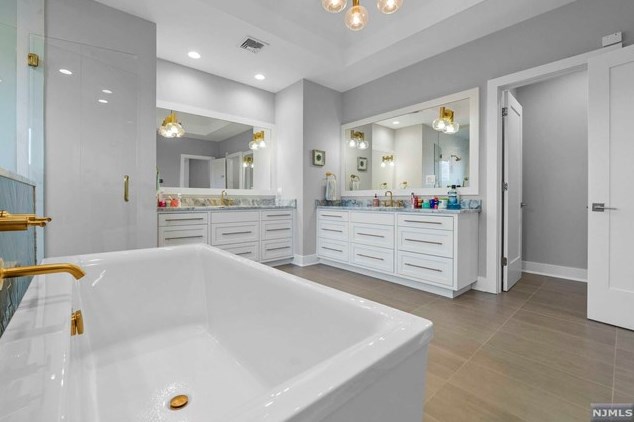 310 Mccloud Dr, West Fort Lee NJ  07024-5321 exterior