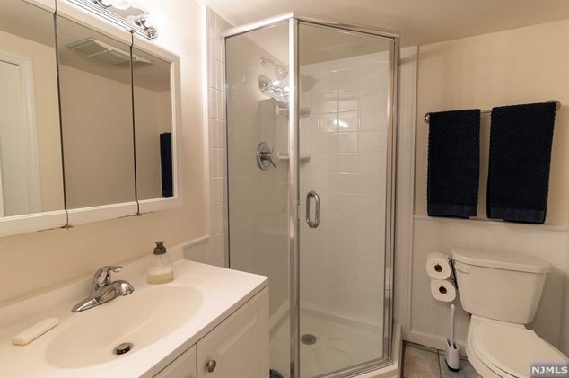 8 Crane Ave, Rutherford NJ  07070-2807 exterior