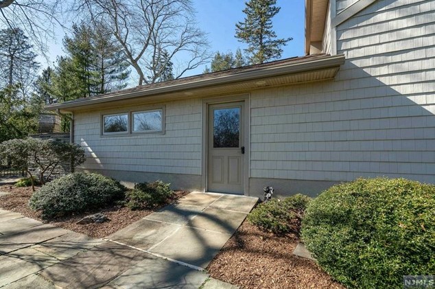 147 Saddlewood Dr, Hillsdale NJ  07642-1331 exterior