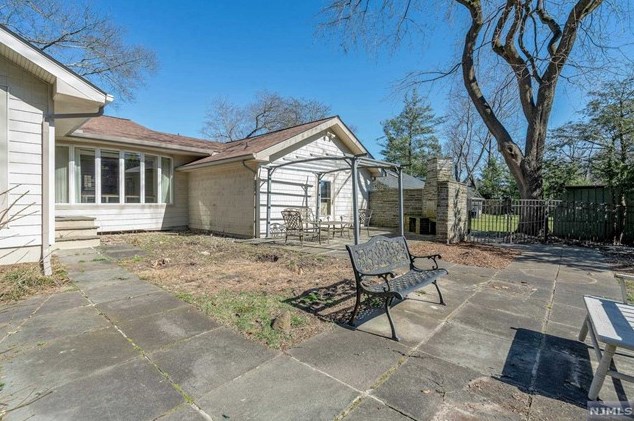 147 Saddlewood Dr, Hillsdale NJ  07642-1331 exterior