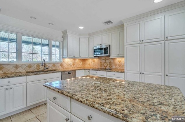 147 Saddlewood Dr, Hillsdale NJ  07642-1331 exterior
