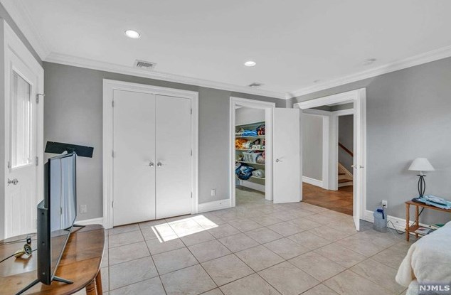 147 Saddlewood Dr, Hillsdale NJ  07642-1331 exterior