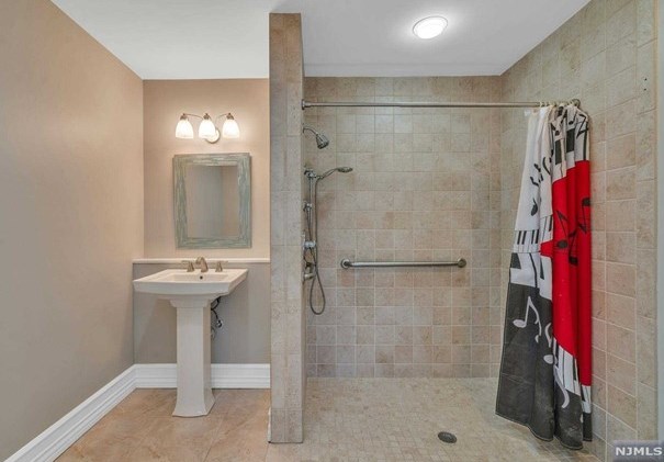 147 Saddlewood Dr, Hillsdale NJ  07642-1331 exterior