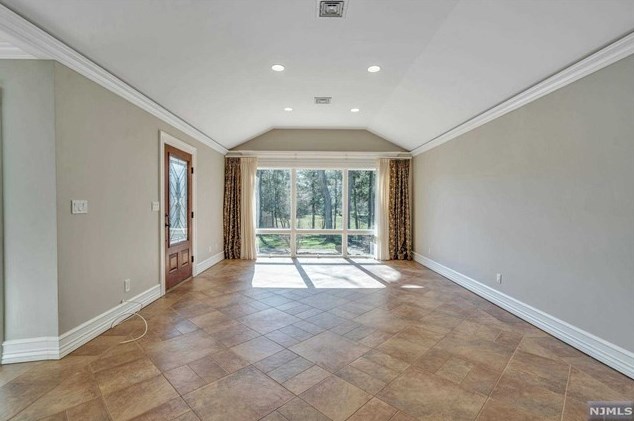 147 Saddlewood Dr, Hillsdale NJ  07642-1331 exterior