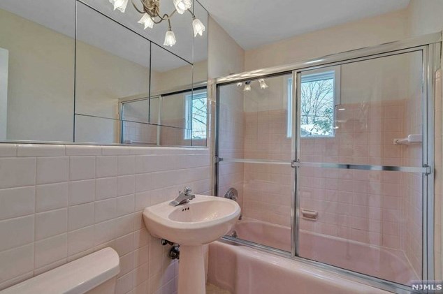 147 Saddlewood Dr, Hillsdale NJ  07642-1331 exterior