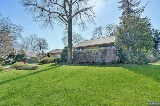 147 Saddlewood Dr, Hillsdale NJ  07642-1331 exterior