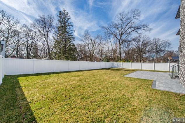 104 Birchwood Rd, Paramus NJ  07652-1950 exterior