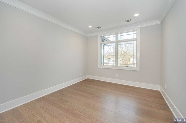 104 Birchwood Rd, Paramus NJ  07652-1950 exterior