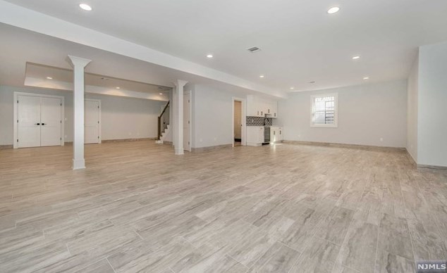 104 Birchwood Rd, Paramus NJ  07652-1950 exterior