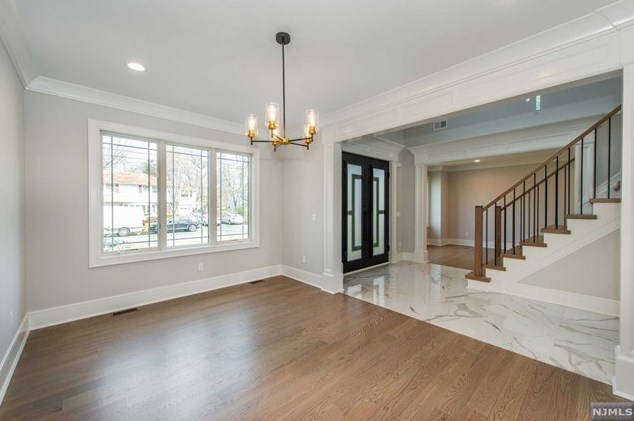 104 Birchwood Rd, Paramus NJ  07652-1950 exterior