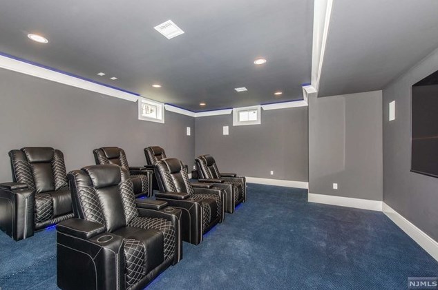 104 Birchwood Rd, Paramus NJ  07652-1950 exterior