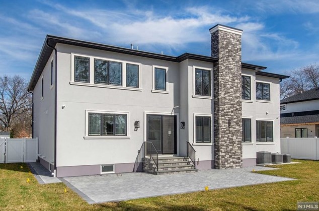 104 Birchwood Rd, Paramus NJ  07652-1950 exterior
