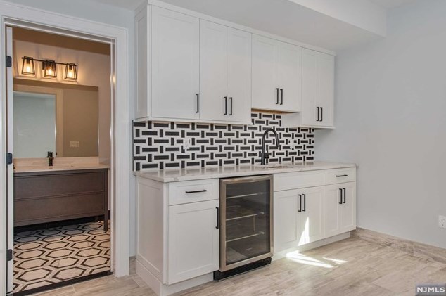 104 Birchwood Rd, Paramus NJ  07652-1950 exterior