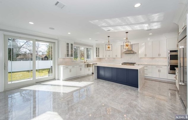 104 Birchwood Rd, Paramus NJ  07652-1950 exterior