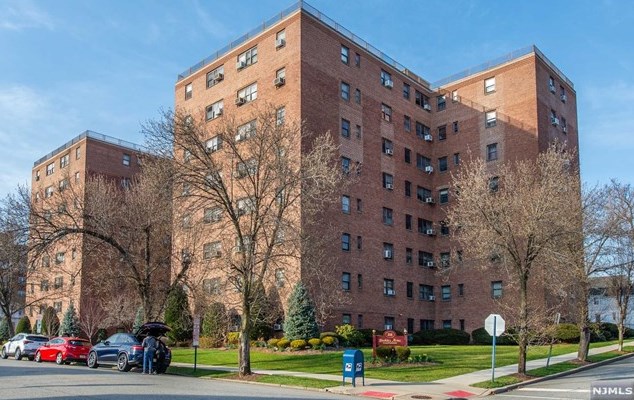 208 Anderson St, Hackensack NJ  07601-3519 exterior