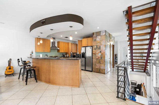 160 Smt Cross, Rutherford NJ 07070-2444 exterior