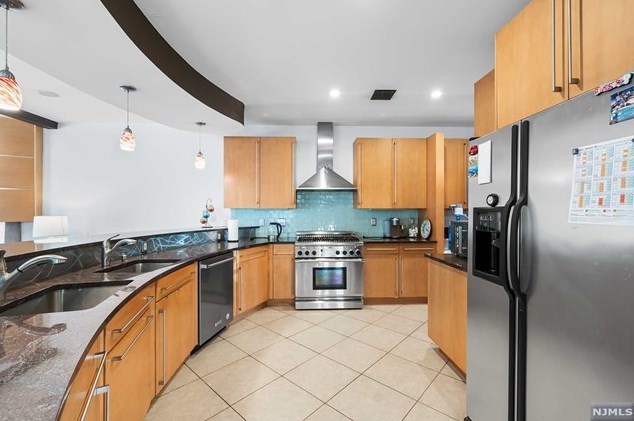 160 Smt Cross, Rutherford NJ 07070-2444 exterior