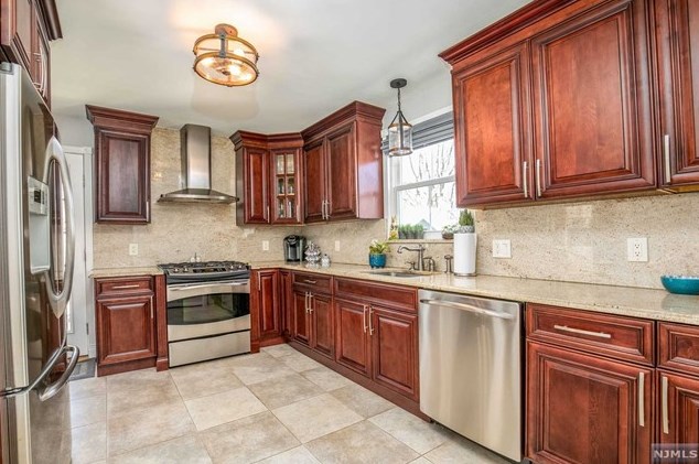 14 Courier Pl, Rutherford NJ  07070-1102 exterior