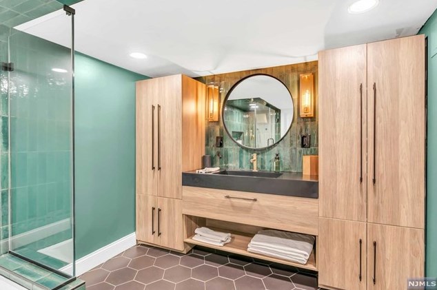 341 Herrick Ave, Teaneck NJ 07666-3306 exterior