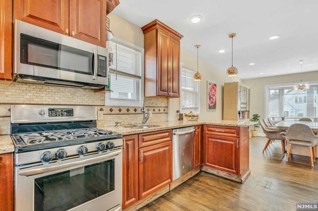 341 Herrick Ave, Teaneck NJ 07666-3306 exterior