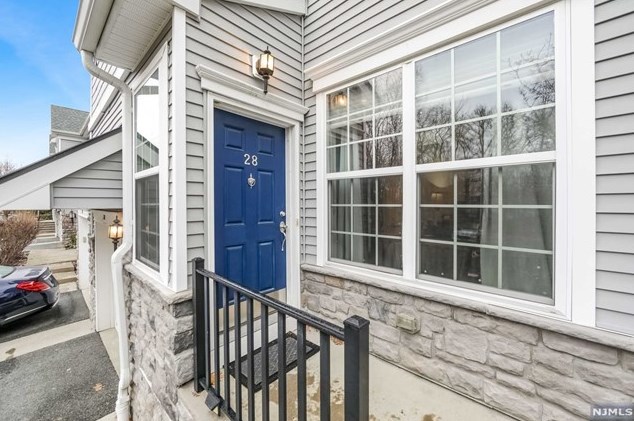 28 Masterson Ct, Waldwick NJ  07463-1136 exterior