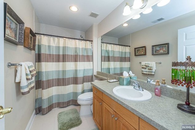 45 Schindler Way, Fairfield NJ  07004-2137 exterior