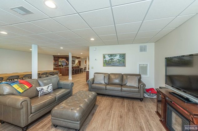 45 Schindler Way, Fairfield NJ  07004-2137 exterior