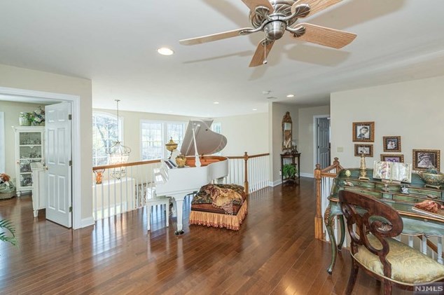 45 Schindler Way, Fairfield NJ  07004-2137 exterior