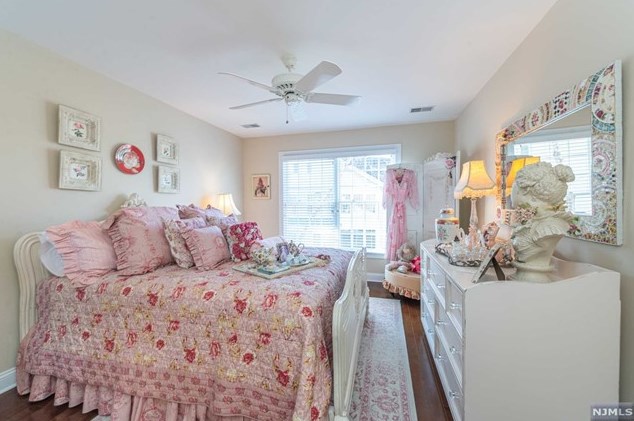 45 Schindler Way, Fairfield NJ  07004-2137 exterior