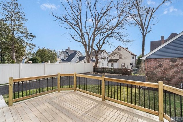 21 Raymond Ave, Rutherford NJ  07070-1131 exterior