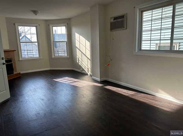 669 Devon St, Kearny NJ  07032-2949 exterior