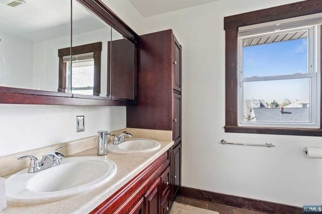 90 Elizabeth Ave, Elmwood Park NJ  07407-3021 exterior