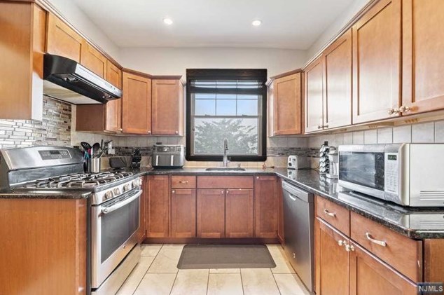 90 Elizabeth Ave, Elmwood Park NJ  07407-3021 exterior