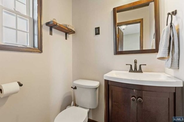 90 Elizabeth Ave, Elmwood Park NJ  07407-3021 exterior