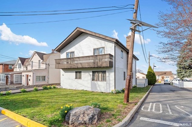 178 Central Ln, Secaucus NJ  07094-4141 exterior