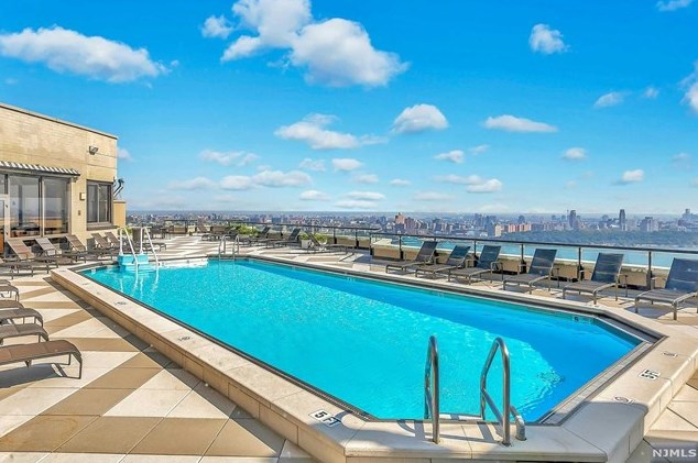 900 Palisade Ave, West Fort Lee NJ  07024-4135 exterior