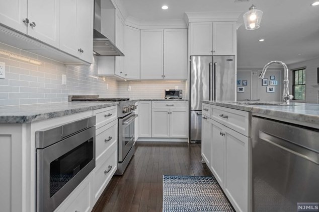 322 South Dr, Paramus NJ  07652-4813 exterior