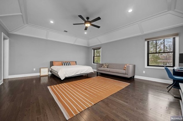 322 South Dr, Paramus NJ  07652-4813 exterior