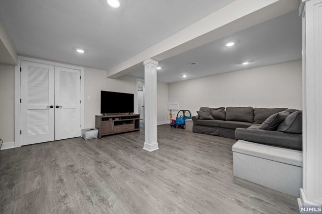 322 South Dr, Paramus NJ  07652-4813 exterior