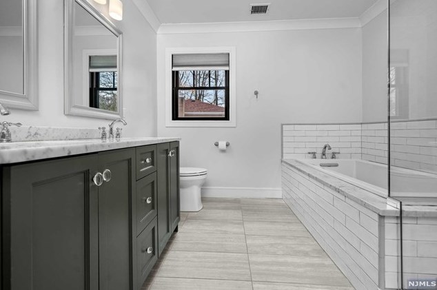 322 South Dr, Paramus NJ  07652-4813 exterior