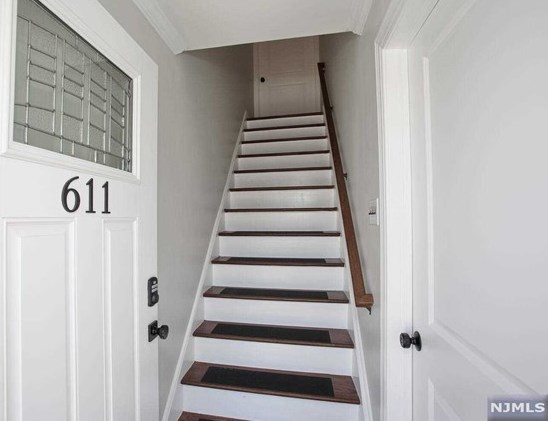 611 Kingsland Ave, Lyndhurst NJ  07071-2717 exterior