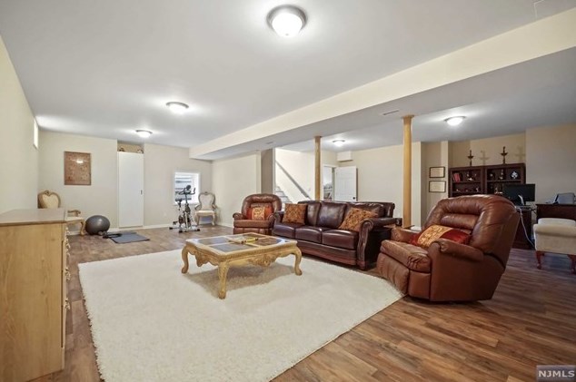 203 Marcotte Ln, Bergenfield NJ  07621-3212 exterior