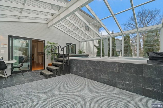 203 Marcotte Ln, Bergenfield NJ  07621-3212 exterior