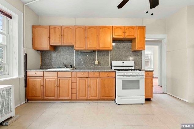 16 Poe Ave, Newark NJ  07106-1507 exterior